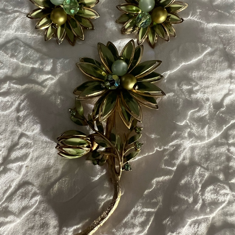 Signed CORO green enamel Flower with matching earrings Earrings - Picture 5 of 8